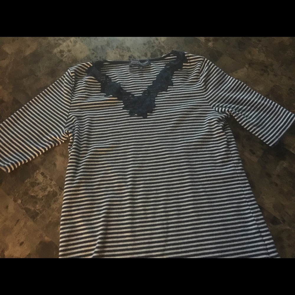 Women’s lace trimmed top by Jones NY